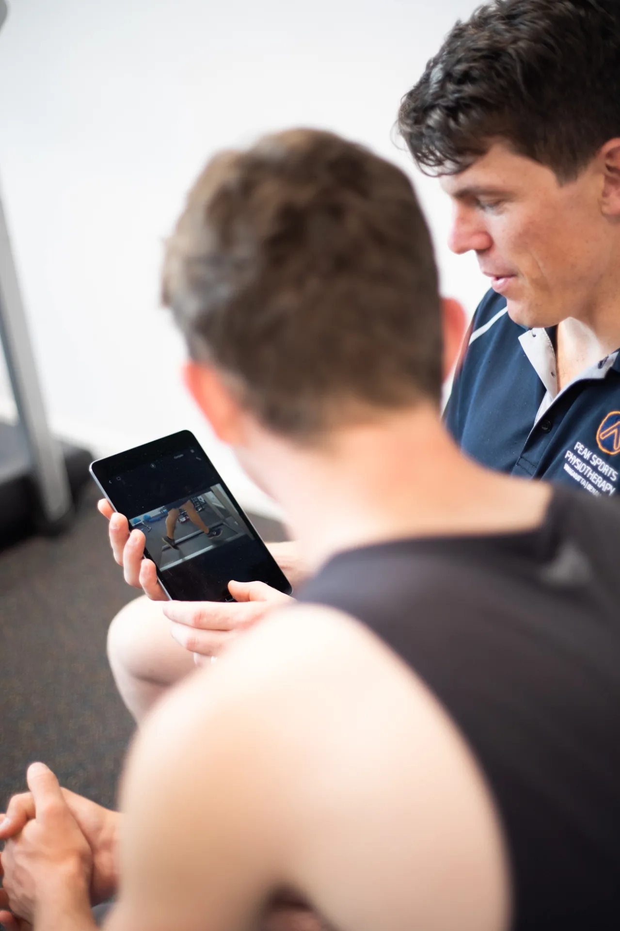 Todd Bird conducting a running consultation at Peak Sports Physiotherapy